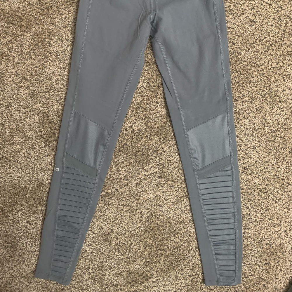 ALO yoga motto workout leggings in dusty blue